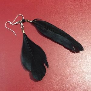 Feather dangle earrings black